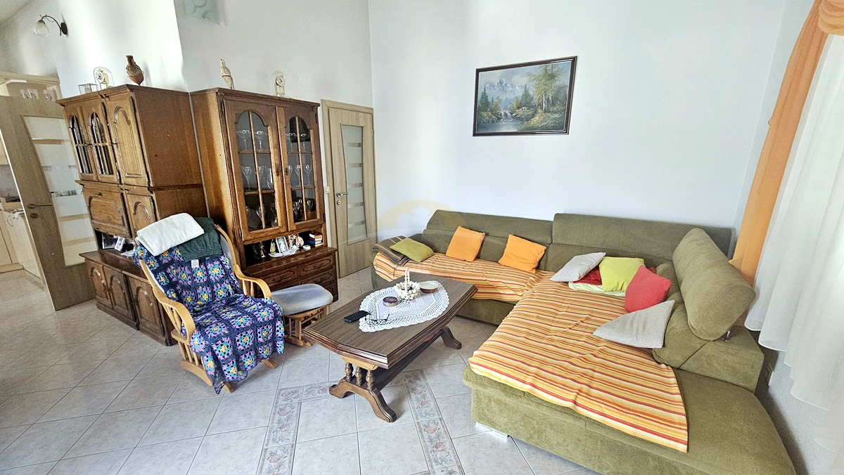 Casa con appartamenti a Okrug Gornji/Čiovo, seconda fila dal mare - 5 appartamenti